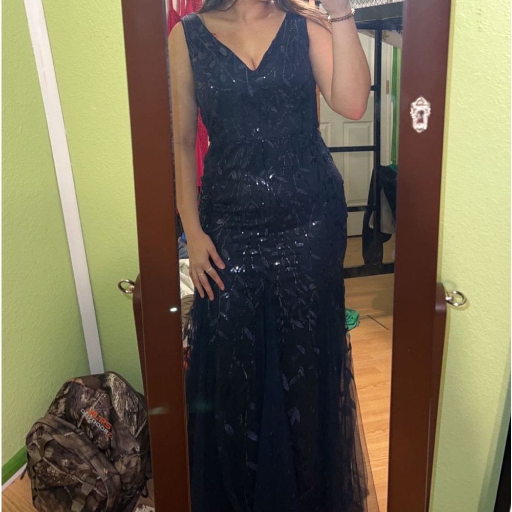selling this prom dress i never wore. very pretty dress. size 8.